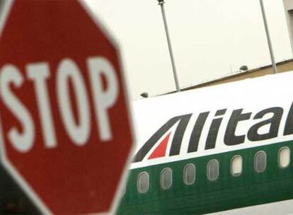 Un avión de Alitalia, aparcado en el aeropuerto de Fiumicino, cerca de Roma.