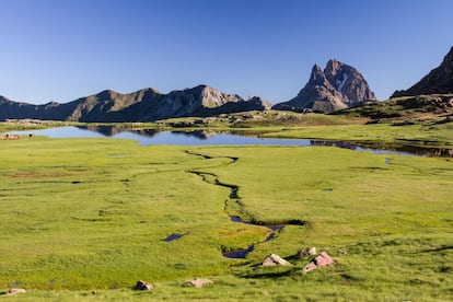 Por las comarcas pirenaicas del Alto Gállego, Sobrarbe y Ribagorza, en la provincia de <a href="https://www.huescalamagia.es/" target="_blank">Huesca</a>, esperan monumentos naturales impresionantes a una altitud entre los 2.700 y los 3.000 metros. Además, aquí están algunos de los montes más importantes de la Península, como el Posets, Maladeta, Aneto o Monte Perdido, en los que se pueden encontrar zonas glaciares que, aunque en retroceso, encuentran aquí su último refugio. Los ibones son pequeños lagos de origen glaciar que sorprenden por su belleza. Algunos ejemplos: los de Acherito y Estanés, en Ansó; los de Anayet, los ibones Azules y los de Arriel, en el valle del Tena; o los de Bernatuara y Marboré, en el parque nacional de Ordesa y Monte Perdido. Todos ellos espectaculares.