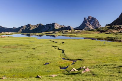 Por las comarcas pirenaicas del Alto Gállego, Sobrarbe y Ribagorza, en la provincia de Huesca, esperan monumentos naturales impresionantes a una altitud entre los 2.700 y los 3.000 metros. Además, aquí están algunos de los montes más importantes de la Península, como el Posets, Maladeta, Aneto o Monte Perdido, en los que se pueden encontrar zonas glaciares que, aunque en retroceso, encuentran aquí su último refugio. Los ibones son pequeños lagos de origen glaciar que sorprenden por su belleza. Algunos ejemplos: los de Acherito y Estanés, en Ansó; los de Anayet, los ibones Azules y los de Arriel, en el valle del Tena; o los de Bernatuara y Marboré, en el parque nacional de Ordesa y Monte Perdido. Todos ellos espectaculares.