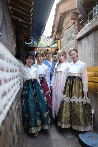 Un grupo de coreanos vestidos con hanbok, los trajes tradicionales de su país.