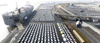Vehículos de Volkswagen preparados para la exportación desde el puerto de Emden (Alemania). 