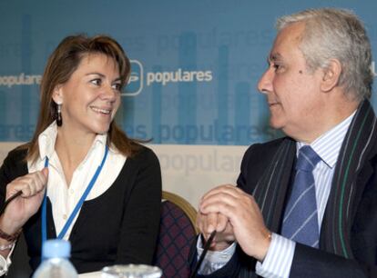 Dolores de Cospedal y Javier Arenas, en la reunión de parlamentarios del PP.