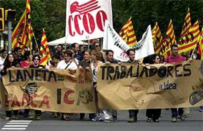 Trabajadores de Opening se manifiestan en Barcelona en protesta por su situación laboral. PLANO GENERAL - ESCENA