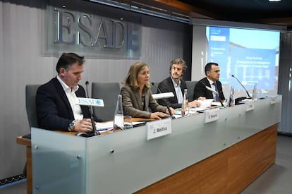 De izquierda a derecha: José Medina (Wolters Kluwer), Eugenia Navarro (ESADE), Carlos Sáiz (Ecix) y Santiago Gómez (Uría Menéndez).