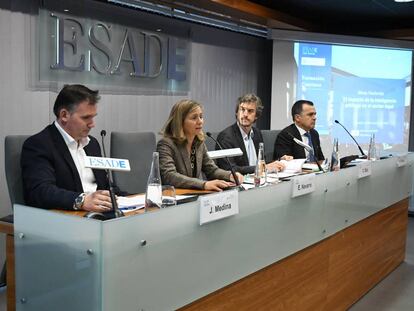 De izquierda a derecha: José Medina (Wolters Kluwer), Eugenia Navarro (ESADE), Carlos Sáiz (Ecix) y Santiago Gómez (Uría Menéndez).