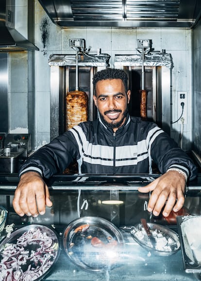 El eritreo Moha, en su restaurante de kebabs en Irún.