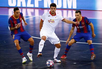Los jugadores del Barcelona, Aicardo y Dyego, disputan el balón con Matheus, de ElPozo Murcia, en final de la Champions.
