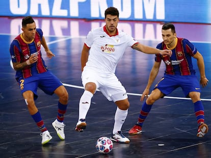 Los jugadores del Barcelona, Aicardo y Dyego, disputan el balón con Matheus, de ElPozo Murcia, en final de la Champions.