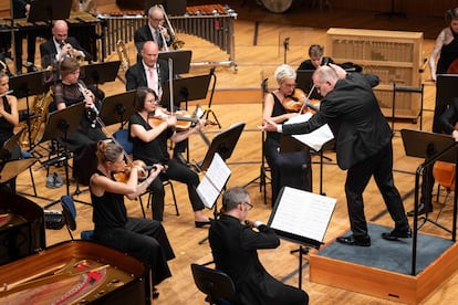 François-Xavier Roth dirige a su grupo Les Siècles ‘Öl’, del compositor Enno Poppe, el pasado jueves en el KKL de Lucerna.