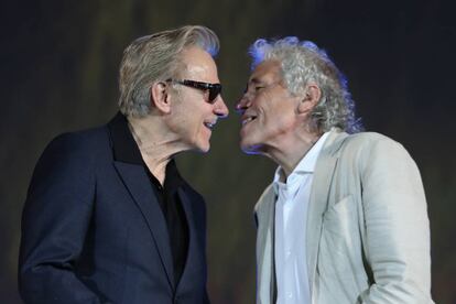 Keitel (izquierda) recibe de manos del director Abel Ferrera el Leonardo de Oro de Locarno, el pasado sábado.