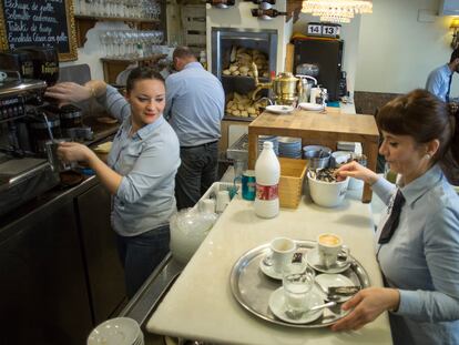 Empleados de una cafetería de Sevilla.