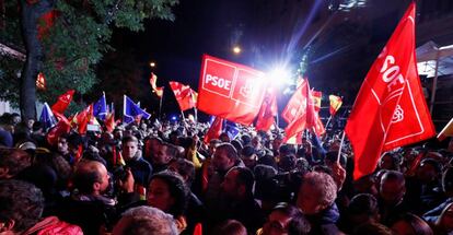 Simpatizantes del PSOE viven la noche electoral en Ferraz.