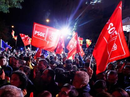 Simpatizantes del PSOE viven la noche electoral en Ferraz.