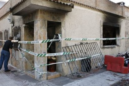 Estado de la vivienda de la urbanizacion Punta Galea tras fuego que comenzó con varias explosiones.