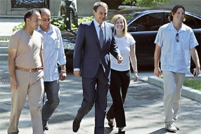 José Luis Rodríguez Zapatero recibió en La Moncloa a dirigentes de la Unión Internacional de Juventudes Socialistas. A la izquierda, los palestinos Ismail Sommad y Saleh Alí. A la derecha, los israelíes Sharon Erde y Alex Shtendel.