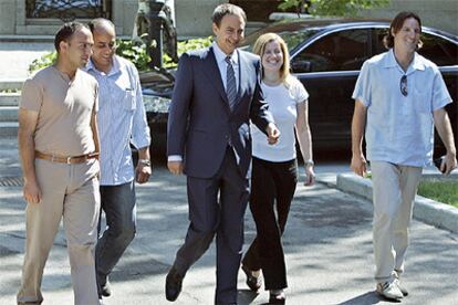 José Luis Rodríguez Zapatero recibió en La Moncloa a dirigentes de la Unión Internacional de Juventudes Socialistas. A la izquierda, los palestinos Ismail Sommad y Saleh Alí. A la derecha, los israelíes Sharon Erde y Alex Shtendel.