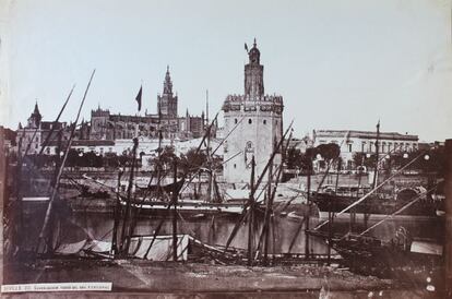 Preciosa estampa de Sevilla, con la Torre del Oro, la catedral (al fondo a la izquierda) y las embarcaciones fondeadas en el río Guadalquivir. Naranjo subraya que el galés fue el primer fotógrafo que realizó un álbum de imágenes sobre España. La obra de este autor alcanzó las 1.000 imágenes y de él destaca el historiador su gran conocimiento visual y su capacidad para exaltar lo tecnológico. De la persona que subasta las fotos no hay datos.