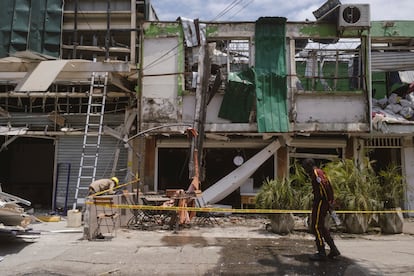 Buildings affected by the attack in the vicinity of the Marco Fidel Suárez Aviation School, in Cali.