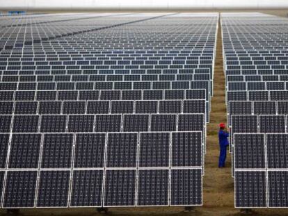 Un operario supervisa un panel solar en una planta de Dunhuang, al noroeste de China. 