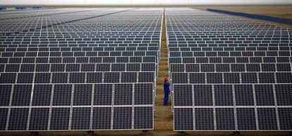 Un operario supervisa un panel solar en una planta de Dunhuang, al noroeste de China. 