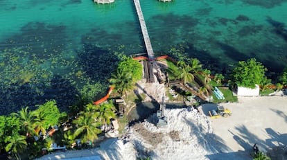 Vista de las obras de una casa de retiro para miembros del Ejército mexicano a orillas de la laguna de Bacalar, en abril pasado.