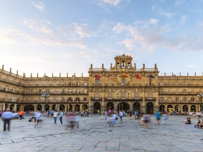 La plaza Mayor de Salamanca, construida a mediados del siglo XVIII según un proyecto del arquitecto Alberto Churriguera. 