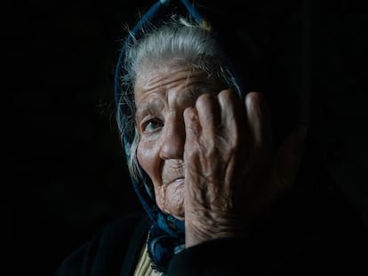 Olga tiene 91 años y, a pesar de su edad, recorre todos los días varios kilómetros alrededor de su pueblo, Oural (Lugo). Su hijo, que vivía en la ciudad, ha tenido que volver al pueblo donde solo quedan ellos para cuidar de ella.