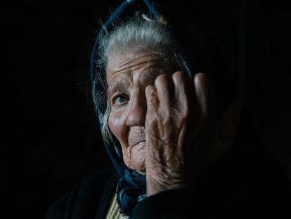 Olga tiene 91 años y, a pesar de su edad, recorre todos los días varios kilómetros alrededor de su pueblo, Oural (Lugo). Su hijo, que vivía en la ciudad, ha tenido que volver al pueblo donde solo quedan ellos para cuidar de ella.