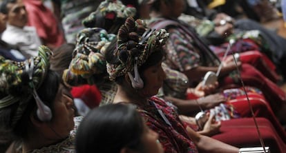 Mujeres ind&iacute;genas escuchan los testimonios durante el juicio. 