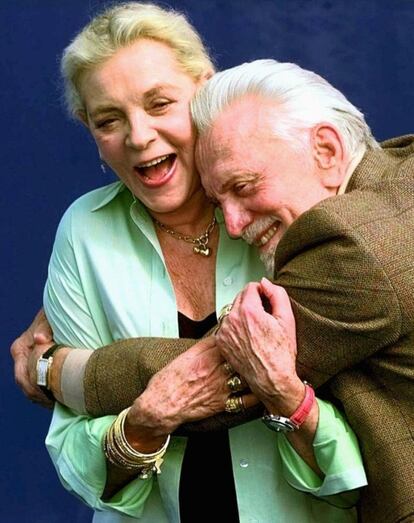 Con Lauren Bacall, en la presentación de 'Diamonds', de John Asher, en el Festival de Venecia en 1999. En lo personal ha destacado por su temperamento y sus ideas de izquierdas, un hombre con gran vigor y entusiasmo en todo lo que realizaba.