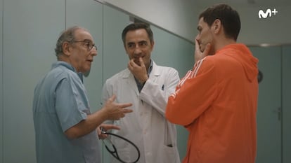 Iker Casillas, con los médicos en Oporto, en la serie documental 'Colgar las alas'