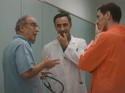 Iker Casillas, con los médicos en Oporto, en la serie documental 'Colgar las alas'