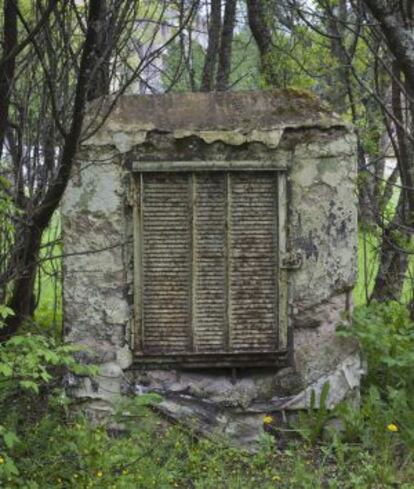 Entrada camuflada a 'La Pensión', un búnker de la guerra fría escondido en el Parque Nacional de Gauja, en Letonia.