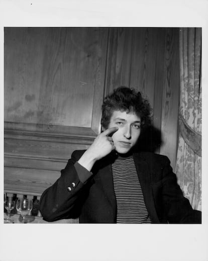 Bob Dylan señala su ojo derecho en abril de 1965.