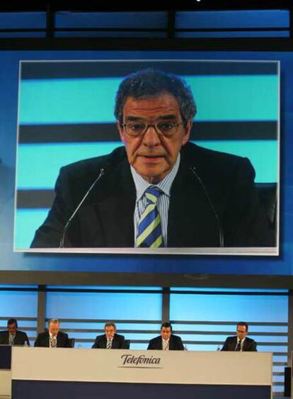 César Alierta, en la pantalla, durante la Junta General de Accionistas de junio de 2006.