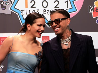 Rosalía and Rauw Alejandro, in November 2021 during the Los40 Music Awards gala.