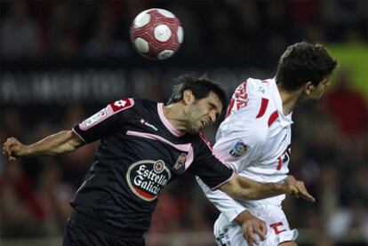 Valerón y Fazio saltan a por un balón.