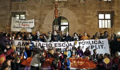 Protesta convocada por el colegio Emilio Lluch de Nàquera ante el Palau de la Generalitat.