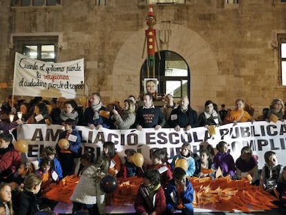 Protesta convocada por el colegio Emilio Lluch de N&agrave;quera ante el Palau de la Generalitat.
