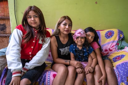 Danae Terraza tiene 29 años y cría sola a sus hijas de 13, nueve y cinco años, compaginando sus estudios con un trabajo en una tienda de dulces. Todas padecen alergias, como al polvo y a algunos alimentos, y la mediana tiene varios rasgos del espectro autista. En esta zona, las vecinas denuncian que muchos niños padecen características similares de hiperactividad y autismo, algo que asocian a los efectos de la exposición a una contaminación prolongada. Sin embargo, pocas veces se logra un diagnóstico.