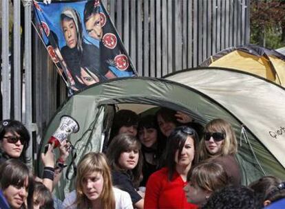 Las seguidoras de Tokio Hotel, acampadas en el Madrid Arena antes de conocer la suspensión.