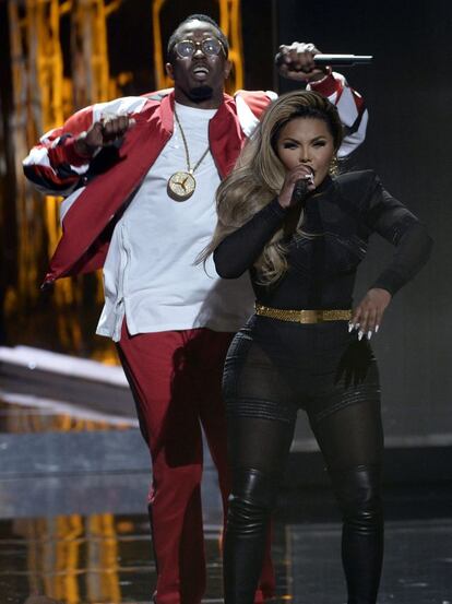 Lil' Kim y Sean "Diddy" Coombs, durante su actuación en la gala. Esa misma noche, pero momentos más tarde, Diddy se cayó en el escenario. El incidente no paso a mayores y el rapero se burló de la situación. "Estaba tan emocionado que perdí el control, pero no pasa nada", escribió el músico.