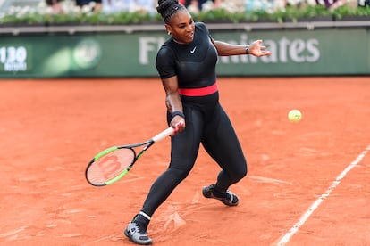 Y con el mono llegó la polémica. Tras dar a luz a su hija Alexis Olympia y sufrir problemas de coagulación tras el parto, Williams apostó por la malla negra para mejorar la circulación en su regreso a Roland Garros. Sin embargo, el presidente de la Federación Francesa de Tenis, Bernard Giudicelli, calificó la elección como “una falta de respeto al juego y al lugar”, confirmando que sería vetado en ediciones posteriores.