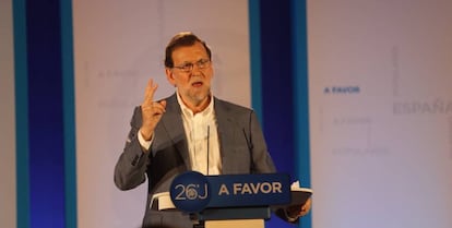 El presidente del Gobierno en funciones y líder del PP, Mariano Rajoy en un mitin en la ciudad de Barcelona.