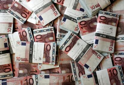 Fotografía de archivo de fajos de billetes de 10 euros.
