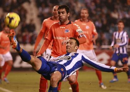 Marchena disputa el balón en un momento del encuentro disputado en Riazor.