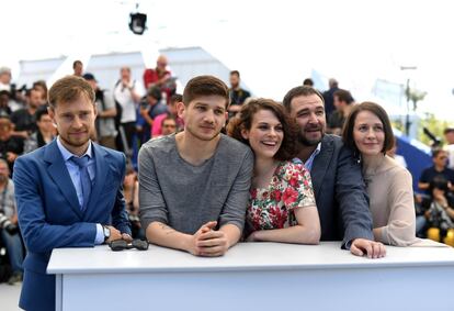 Nikolay Yankin, Kantemir Balagov, Darya Zhovner, Artem Tsypin y Olga Dragunova durante el 'photocall' de 'Tesnota - Une Vie A L'Etroit'.