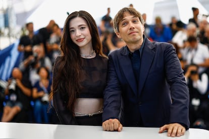 Sean Baker y Mikey Madison, en la presentación de 'Anora' ante la prensa el miércoles 22 en Cannes.