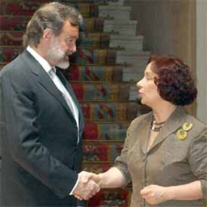 La ministra de asuntos Exteriores española, Ana de Palacio, con su homólogo argentino, Rafael Bielsa.