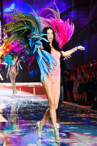 Adriana Lima, uno de los ángeles de Victoria's Secret —cuyo desfile se emitió ayer— ostenta la tercera posición gracias a los 8 millones de euros que obtuvo en 2015.